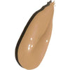 MÁDARA The Concealer, sävy Honey; pisaranmuotoinen sivellys beigeä peitevoidetta, sileä ja kermainen pinta muutamin pienin valonheijastuksin; ei pakkausta, etikettiä tai tekstiä; tuote yksin kuvattuna ilman ihmisiä tai käsiä; vaalea, siisti tausta; lähikuva keskittyy ainoastaan tuotteeseen.