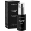 Musta pullo Mádara Time Miracle Cellular Repair Serum -seerumia yhdessä saman värisen rasiansa kanssa, molemmat merkitty Cellular Repair Serum ja luomuihonhoito. Mattapinta sekä pullossa että rasiassa. Korkea lieriömäinen pullo pumppuannostelijalla. Yksinkertainen valkoinen pääteviivaton teksti pakkauksessa. Pelkistetty tausta, tuote keskitetty, ei ihmisiä tai käsiä kuvassa.