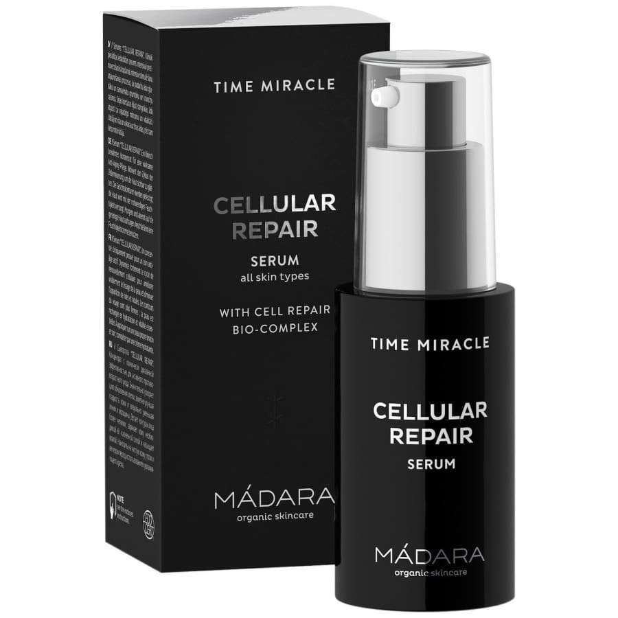 Musta pullo Mádara Time Miracle Cellular Repair Serum -seerumia yhdessä saman värisen rasiansa kanssa, molemmat merkitty Cellular Repair Serum ja luomuihonhoito. Mattapinta sekä pullossa että rasiassa. Korkea lieriömäinen pullo pumppuannostelijalla. Yksinkertainen valkoinen pääteviivaton teksti pakkauksessa. Pelkistetty tausta, tuote keskitetty, ei ihmisiä tai käsiä kuvassa.