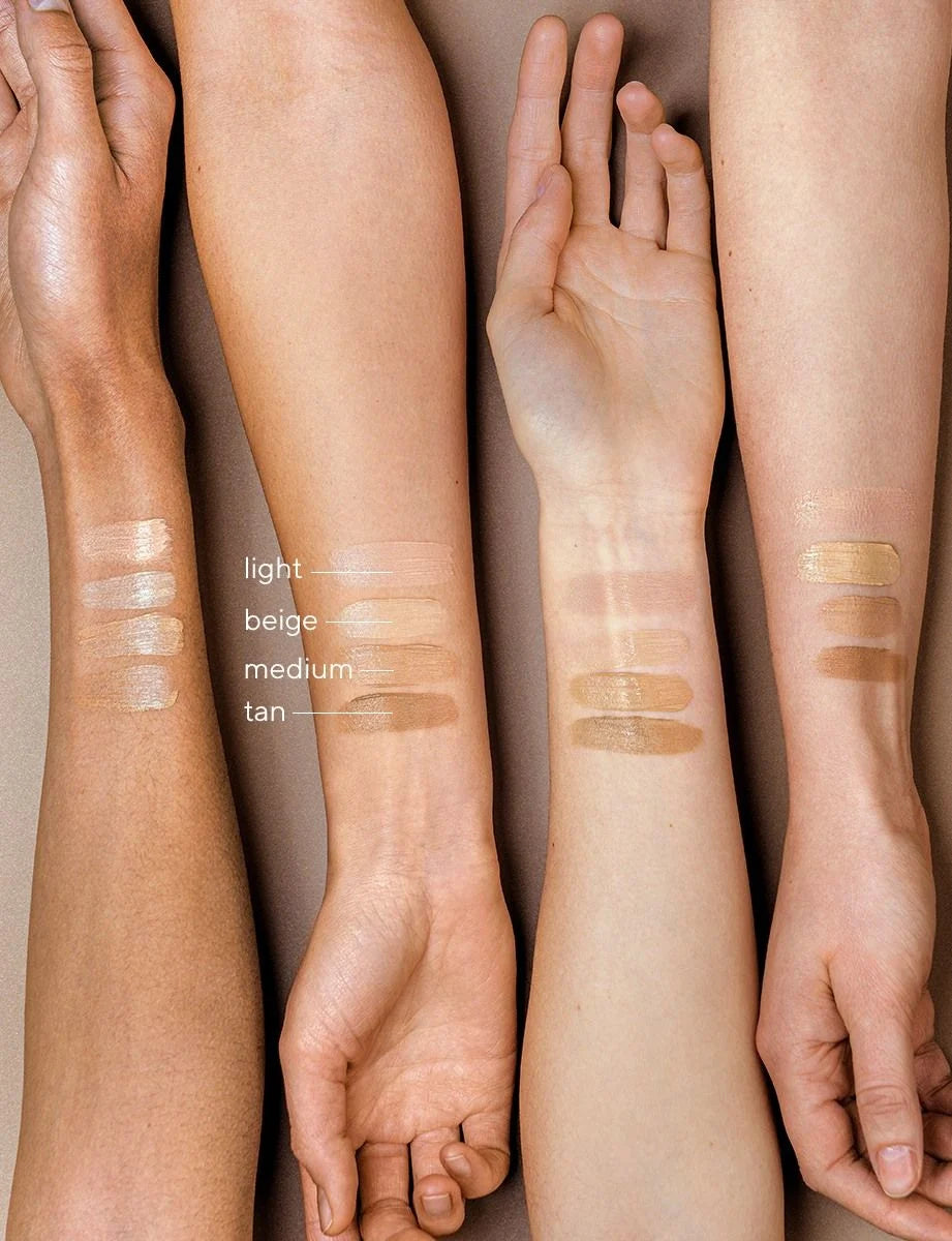 Madara City CC-voide SPF15 Tan; kolme eri ihonsävyistä käsivartta näyttää neljä meikkivoidenäytettä nimillä vaalea, beige, keskitumma ja tan neutraalilla taustalla, havainnollistaen sävyvalikoiman monimuotoisuutta eri ihonvärien kesken; näytteet suorina viivoina käsivarsien sisäpinnalla; etiketit painettu suoraan kunkin näytteen ylä- tai alapuolelle yksinkertaisella groteskikirjasimella; ei pakkausta näkyvissä, rajattu kuva keskittyen käsivarsiin ja käsiin.