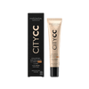 Madara City CC-voide SPF15 Medium -tuubi mustan ja kultaisen laatikkopakkauksen vieressä, molemmat pystyssä valkoisella taustalla; tuubi sylinterimäinen mattapinnalla, laatikossa kiiltävän mustia ja metallisen kultaisia osioita; molemmissa tekstausvapaata typografiaa valkoisella tai kultaisella; ei ihmisiä tai käsiä näkyvissä.