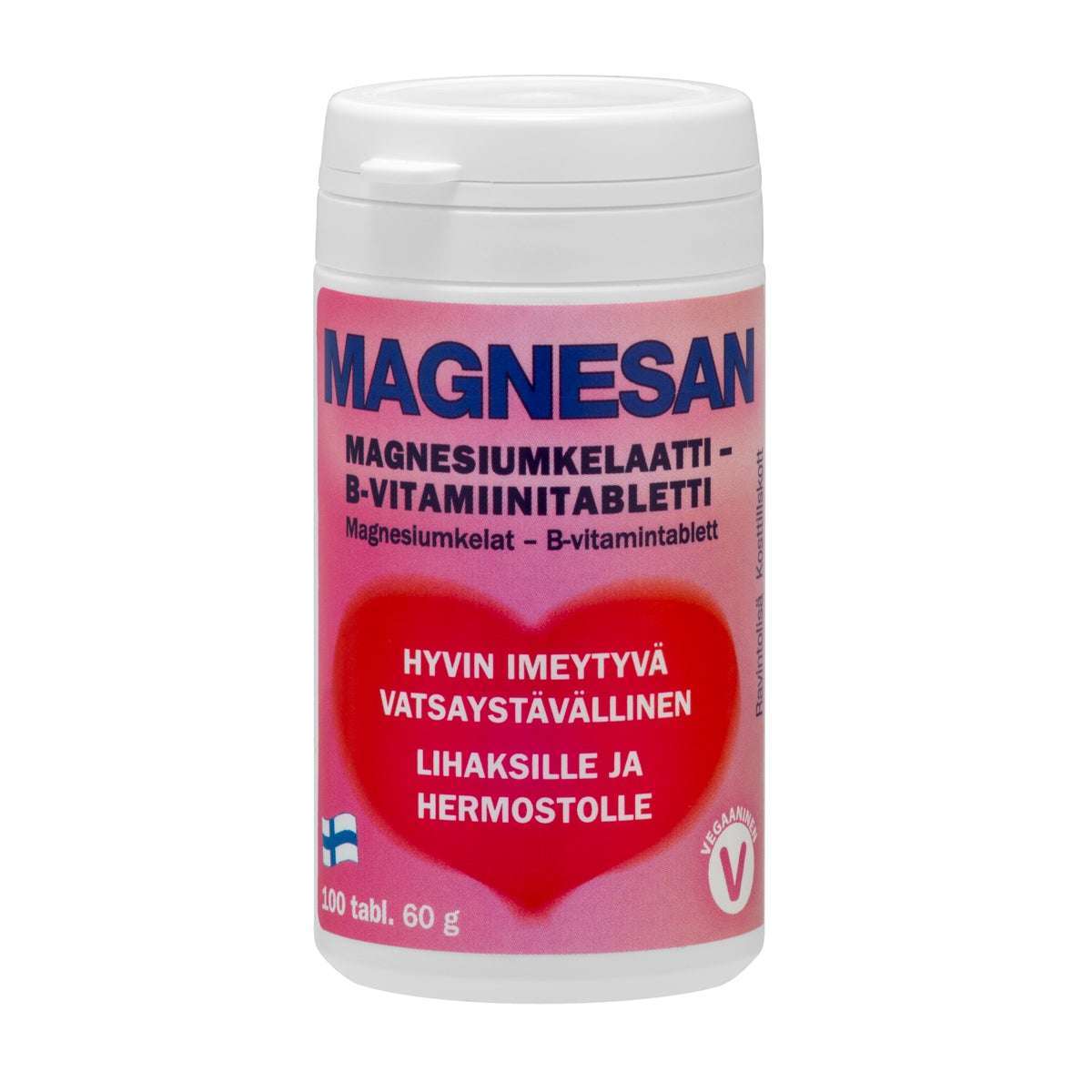 Magnesan; valkoinen sylinterinmuotoinen muovipullo mattapintaisena; etiketissä teksti "MAGNESAN" lihavoidulla groteskikirjasimella, alla suomenkielistä tekstiä, punainen sydänkuvake sekä pienet vegaani- ja suomalaisuusmerkit; pakkaus sisältää 100 magnesium- ja B-vitamiinitablettia (60 g); yksin kuvattuna neutraalilla taustalla, ei ihmisiä tai muita esineitä.