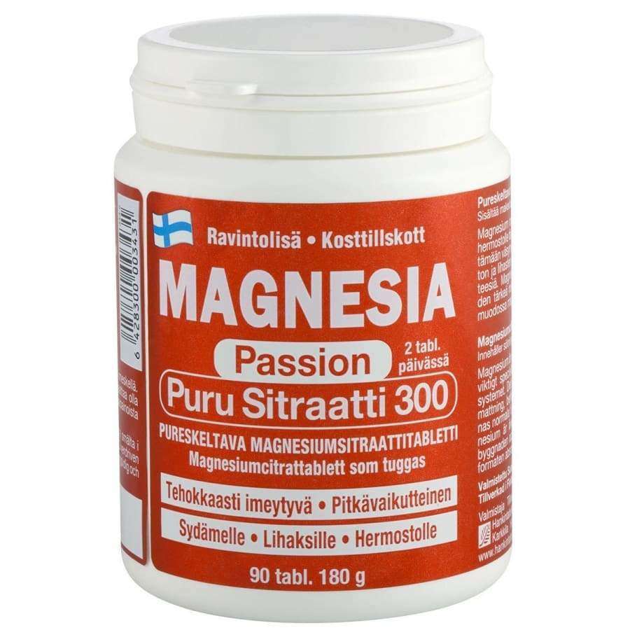 Magnesia Passion Puru Sitraatti 300 -purkki, valkoinen mattamuovi, kierrekorkki, sylinterinmuotoinen; lihavoitu groteskiteksti, suomenkielinen teksti, sininen Suomen lippu -kuvake, 90 magnesiumsitraattitablettia