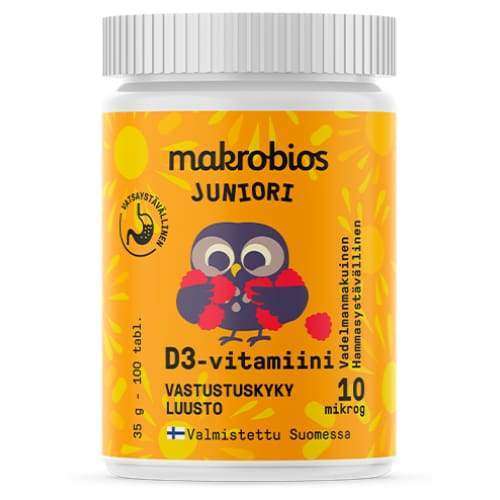 Makrobios Juniori D3-vitamiini -pullo; etiketissä sarjakuvamainen pöllö keltais-oranssilla taustalla sekä suomenkielistä tekstiä immuunipuolustuksen ja luuston tueksi; valkoinen muovipullo mattapinnalla, lieriömäinen muoto, valkoinen kierrekorkki; pääetiketti groteskifontilla; tuote vaalealla taustalla lähikuvassa, ei ihmisiä tai käsiä.