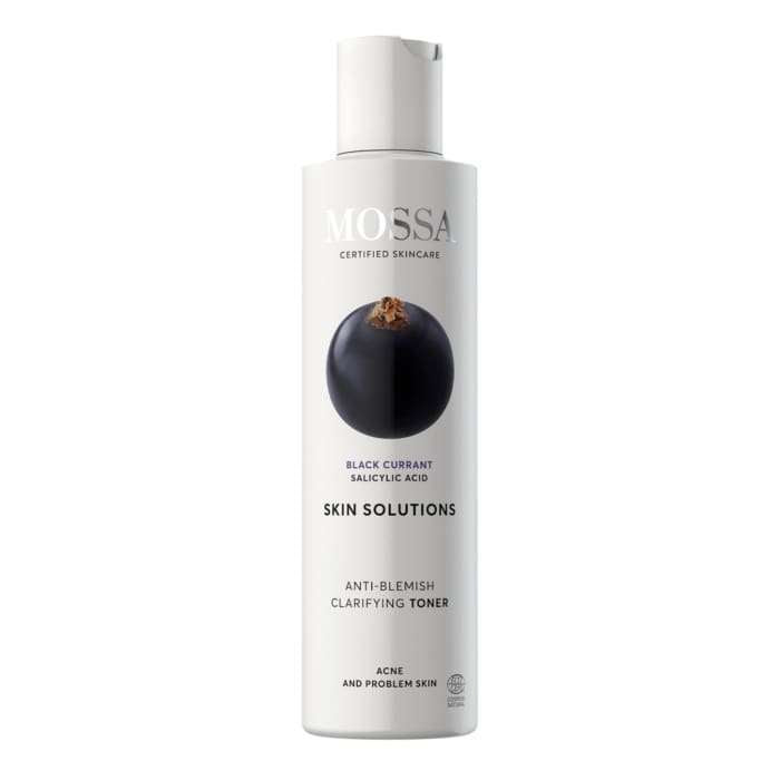 Mossa Skin Solutions Anti-Blemish Kasvovesi -pullo; sylinterimäinen, sileäpintainen ja mattamainen valkoinen pullo; etupuolella valokuvamainen kuva mustaherukasta; teksti mainitsee salisyylihapon ja soveltuvuuden aknealttiille iholle selkeällä tekstausvapaalla kirjasimella; kuvattu neutraalia taustaa vasten, ei ihmisiä tai käsiä näkyvissä.