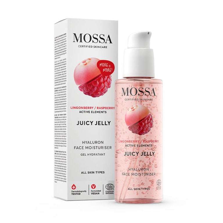 Mossa Juicy Jelly Hyaluronihapposeerumi, puolukka ja vadelma; pullo pumppuannostelijalla pakkauksensa vierellä, molemmat pystyssä tasaisella alustalla; pullo valkoista muovia kiiltäväpintaisena, pakkaus samansävyinen mattapintaisella tekstuurilla; etiketissä lihavoitu groteskikirjasin sekä kolme kuvaketta vegaanisuudesta, testauksesta ja sertifioinnista; ei ihmisiä tai käsiä kuvassa.