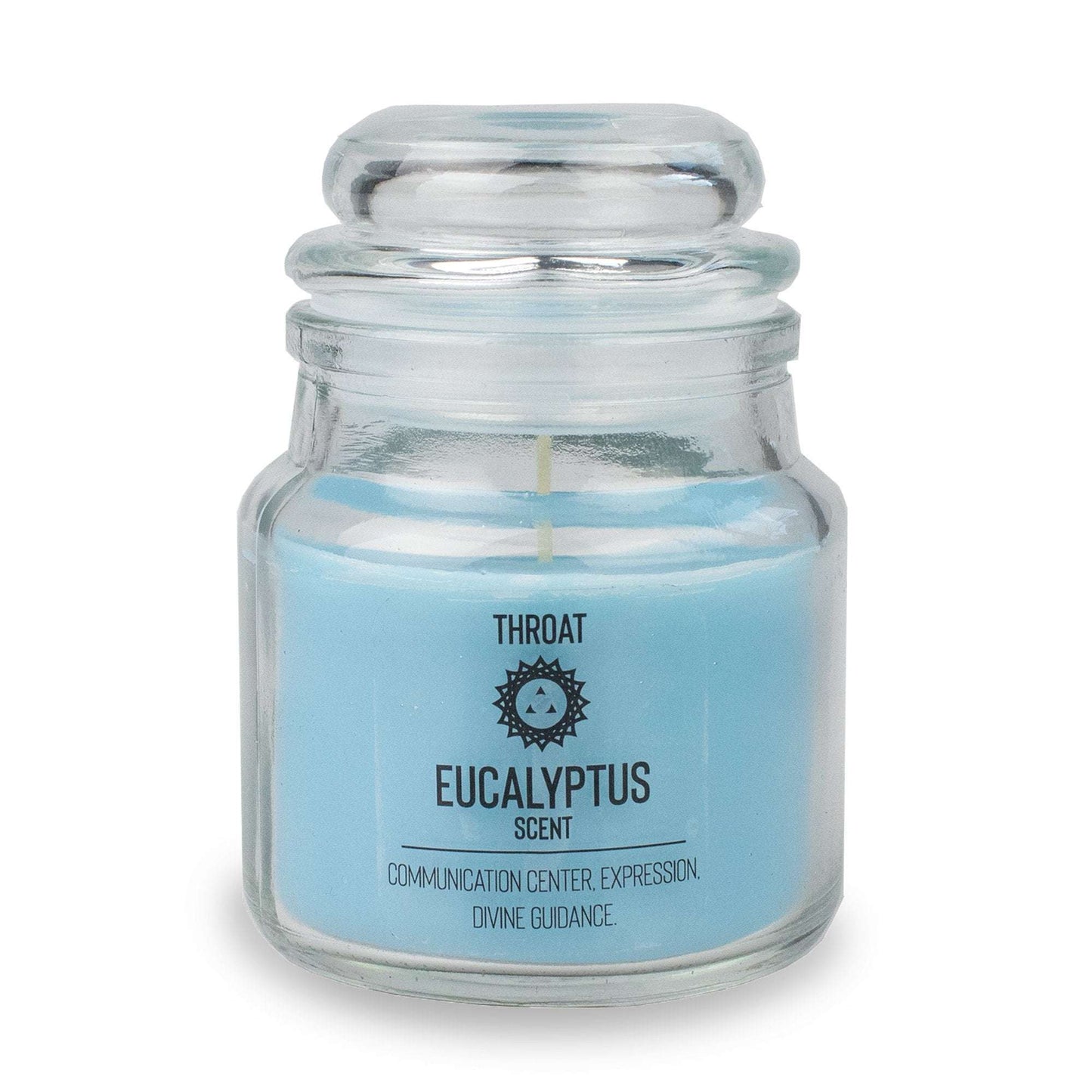 Myga Chakra Tuoksukynttilä; pieni lasipurkkikynttilä vaaleansinisellä vahalla; etiketissä teksti "THROAT EUCALYPTUS SCENT" ja alla "COMMUNICATION CENTER, EXPRESSION, DIVINE GUIDANCE"; purkki sylinterinmuotoinen ja läpinäkyvä sileäpintainen; groteskikirjasin valkoisella etiketillä; neutraali tausta, ei ihmisiä tai käsiä kuvassa.