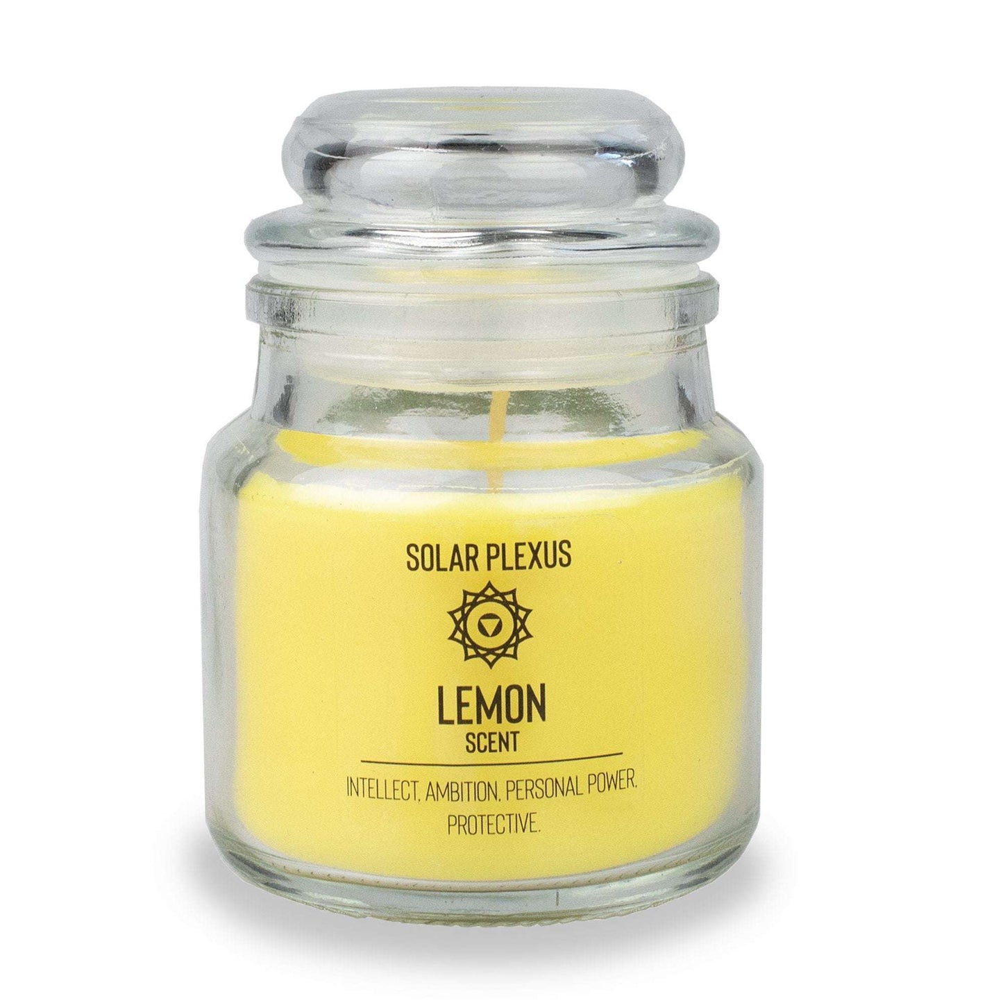 Myga Chakra Tuoksukynttilä; keltainen kynttilä kirkkaassa lasipurkissa, etiketissä teksti "Solar Plexus Lemon Scent" sekä maininnat älystä, kunnianhimosta ja henkilökohtaisesta voimasta suojaavin ominaisuuksin; purkki sylinterinmuotoinen ja sileän kiiltäväpintainen; teksti versaalein mustin groteskikirjaimin valkoisella pohjalla; valkoinen tausta, keskitetty tuotekuva, ei ihmisiä tai käsiä.