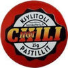 Narskuttelu Tasku Ksylitolipastilli Hot Chili; pyöreä punainen, kiiltäväpintainen purkki tekstillä "KSYLITOLI HOT CHILI 25g PASTILLIT" lihavoiduin keltaisin ja oranssein kirjaimin; purkin taustakuviointi mustavalkoinen ja kulmikas; ei ihmisiä tai käsiä; tuote rajattu tiiviisti kuvaan vaalealla taustalla.