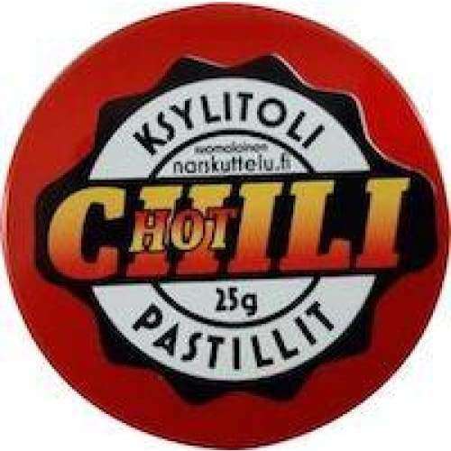 Narskuttelu Tasku Ksylitolipastilli Hot Chili; pyöreä punainen, kiiltäväpintainen purkki tekstillä "KSYLITOLI HOT CHILI 25g PASTILLIT" lihavoiduin keltaisin ja oranssein kirjaimin; purkin taustakuviointi mustavalkoinen ja kulmikas; ei ihmisiä tai käsiä; tuote rajattu tiiviisti kuvaan vaalealla taustalla.