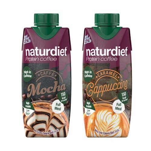 Naturdiet Proteiinikahvi, kaksi pakkausta: Mocha ja Caramel Cappuccino; suorakulmaiset tetrapakkaukset mattapinnalla ja muovisilla kierrekorkeilla; värit vastaavat makuja, lihavoitua ja selkeää groteskitekstiä tuotenimelle ja avainväittämille; teksti kertoo täydestä ateriasta, korkeasta proteiini- ja kofeiinipitoisuudesta sekä 150 kcal:sta; pakkaukset pystyssä vaalealla taustalla, ei ihmisiä tai rekvisiittaa; suoraan edestä kuvattu tuotekuva.
