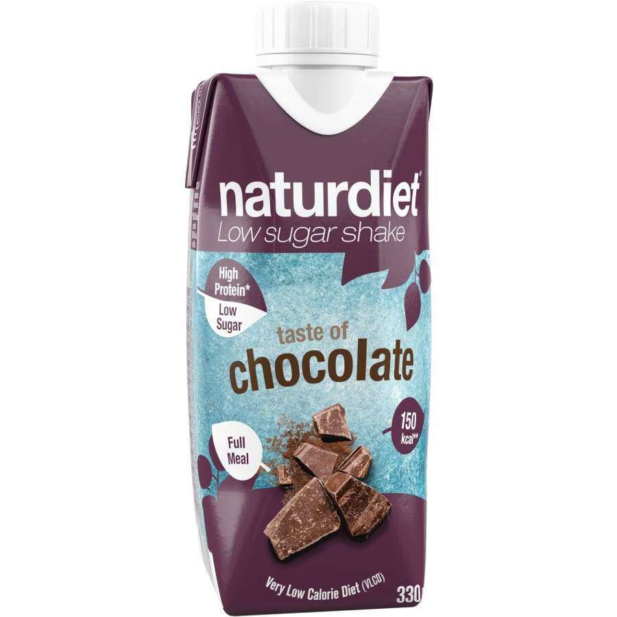 Naturdiet Low Sugar Shake -tölkki, suklaanmakuinen, 330 ml, kuvassa runsaita suklaapaloja; tölkki suorakulmainen mattapinnalla, pääväri ruskea ja valkoinen; lihavoitua tekstausvapaata typografiaa kuvaamassa ominaisuuksia kuten runsaasti proteiinia, vähäsokerinen sisältö ja 150 kcal per annos; tuote pystyssä yksinkertaisella taustalla, ei ihmisiä tai käsiä näkyvissä.