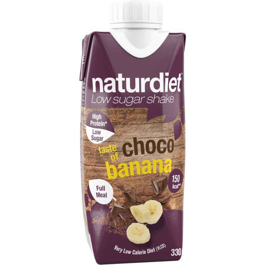 Naturdiet Low Sugar Shake -tölkki, suklaa-banaani-maku, 330 ml; tölkki suorakulmainen mattaviolettina ja ruskeana, kuvia banaaniviipaleista ja suklaapaloista; suurta lihavoitua valkoista tekstiä, joka esittää tuotenimen ja ravitsemukselliset kohokohdat: runsaasti proteiinia, vähäsokerinen, vain 150 kcal; ei ihmisiä tai toimintaa näkyvissä; kuva yksinkertaisella taustalla.