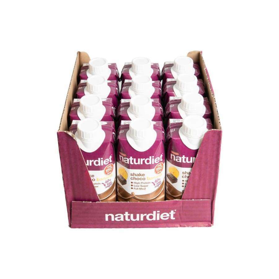 Pahvilaatikko, jossa useita Naturdiet Shake Choco -ateriankorvikejuomapulloja riveissä; pulloissa valkoiset korkit ja violetit puolikiiltävät etiketit tekstillä "Naturdiet"; myös laatikko violetti ja mattapintainen, teksti "Naturdiet" isoin valkoisin kirjaimin etupuolella; ei ihmisiä tai käsiä näkyvissä; tausta yksinkertainen.