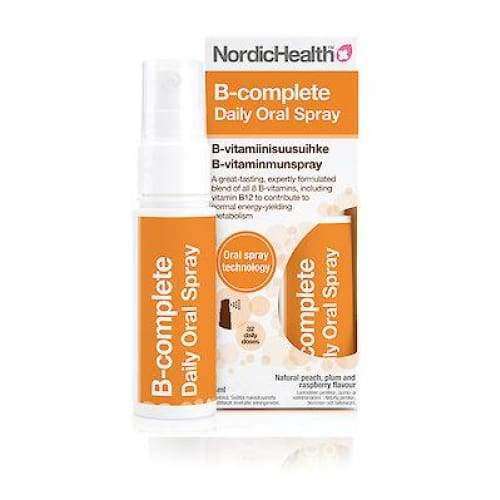 Nordic Health B-complete Daily Oral Spray -suusuihke, laatikko ja pullo; oranssi-valkoinen pakkaus yksityiskohtaisin tuotetiedoin päivittäisen ravitsemuksen tueksi; laatikko suorakulmainen, mattapinta, pääosin valkoinen pystysuoralla oranssilla grafiikalla; suihkepullo lieriömäinen, valkoinen korkki, oranssi etiketti; groteskityyppiä mustana ja oranssina; vaalea tausta, studiovalaistus, ei ihmisiä tai käsiä.