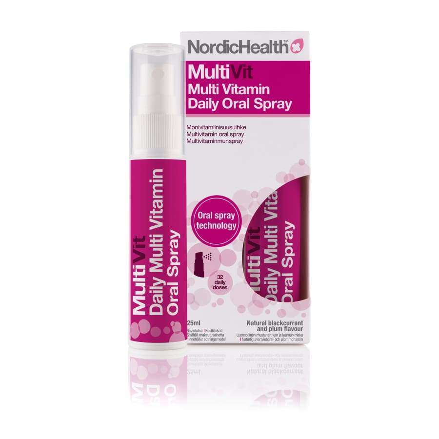 Nordic Health MultiVit Daily Multi Vitamin -suusuihke; pullo ja pakkaus vaaleanpunaisin ja valkoisin värein, teksti korostaa monivitamiinihyötyjä ja innovatiivista suihketeknologiaa; molemmat mattapintaisia, pullo lieriömäinen suihkesuuttimella, pakkaus suorakulmainen; groteskityyppiä etiketissä; vaalea tausta, ei ihmisiä tai käsiä.