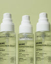 Novexpert POLYPHENOLS Perfect Glow Mist; kolme lieriön muotoista, läpinäkyvää pulloa valkoisin suihkepäin rivissä vaaleanvihreää taustaa vasten, sisällä väritöntä nestettä osittain täytettynä; valkoisilla suorakulmaisilla etiketeillä mustaa ja oranssia groteskitekstiä.