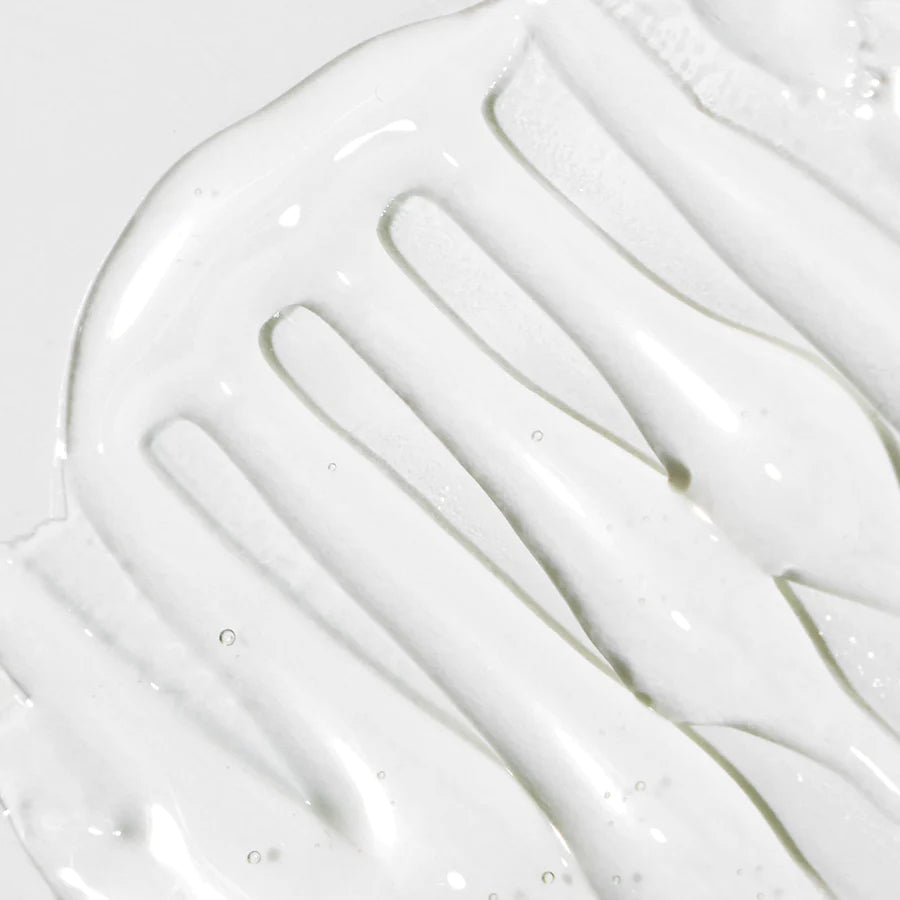 Novexpert POLYPHENOLS Targeted Dark-Spot Corrector; kirkas ja kiiltäväpintainen seerumi, jossa sileitä, aaltomaisia linjoja ja pieniä kuplia valkoisella pinnalla, minimalistinen ja puhdas tekstuuri; ei pakkausta tai etikettiä; kuvattu ylhäältä.