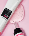 Novexpert HYALURONIC The Repulp Gel; tuubi tekstillä "Le Gel Repulp" ja tiputinpullo kirkkaan vaaleanpunaisen geelin kera vaaleanpunaisella taustalla; molemmat pakkaukset muovia kiiltäväpintaisena, tuubi sylinterinmuotoinen ja pullo pyöreä musta korkki; geeliä levitetty kaarevasti molempien alle; ei ihmisiä tai käsiä kuvassa.
