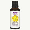 NOW Essential Oils Cheer Up Buttercup! -eteerisen öljyn seos, 1 oz; tummanruskea, lieriömäinen lasipullo, musta uritettu korkki; etiketissä hymyilevä keltainen kukka ja teksti "uplifting blend"; etiketin pohjaväri pääosin valkoinen, painettuja graafisia elementtejä ja groteskitekstiä; vaalea tausta, yksinkertainen studiokuva, ei ihmisiä.