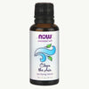 NOW Essential Oils Clean the Air -puhdistava öljyseos, 1 fl. oz.; ruskea lasipullo, mattapintainen musta muovikorkki, lieriömäinen muoto; valkoisessa etiketissä sininen kiehkuramainen kuvio ja vihreitä lehtigrafiikoita; groteskitekstiä eri kokoisina, tuotenimi korostetusti esillä; ei ihmisiä; yksinkertainen, neutraali tausta, lähikuva tuotteesta.