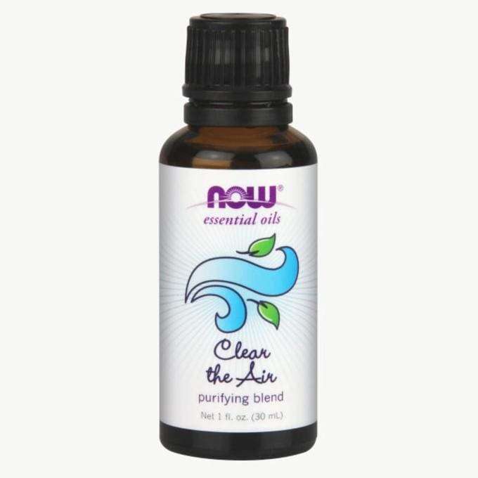 NOW Essential Oils Clean the Air -puhdistava öljyseos, 1 fl. oz.; ruskea lasipullo, mattapintainen musta muovikorkki, lieriömäinen muoto; valkoisessa etiketissä sininen kiehkuramainen kuvio ja vihreitä lehtigrafiikoita; groteskitekstiä eri kokoisina, tuotenimi korostetusti esillä; ei ihmisiä; yksinkertainen, neutraali tausta, lähikuva tuotteesta.