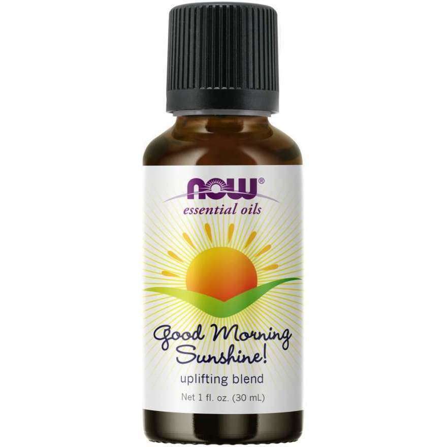 Now Foods Good Morning Sunshine Oil Blend; 1 fl. oz. meripihkanvärinen NOW Essential Oils -eteerisen öljyn pullo tekstillä "Good Morning Sunshine!", virkistäviä ja piristäviä tuoksuja; pullo lieriömäinen mattapinnalla ja musta muovikorkki; valkoisessa etiketissä auringonkuvake vihreiden tyyliteltyjen lehtien yläpuolella, NOW-brändilogo sekä selkeää groteskitekstiä tuotenimestä, tyypistä ja tilavuudesta; tausta vaalea ilman näkyvää ympäristöä tai ihmisiä.
