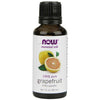 NOW Essential Oils 100% Pure Grapefruit, 1 fl. oz.; ruskea lasipullo, valkoinen kiiltävä etiketti violetein ja mustin groteskitekstein; etiketissä kuva kokonaisesta greipistä ja greipin puolikkaasta, vaaleanpunaista hedelmälihaa ja keltaista kuorta; vaalea tausta, ei ihmisiä; tuote kuvattu suoraan edestä silmän tasolta.