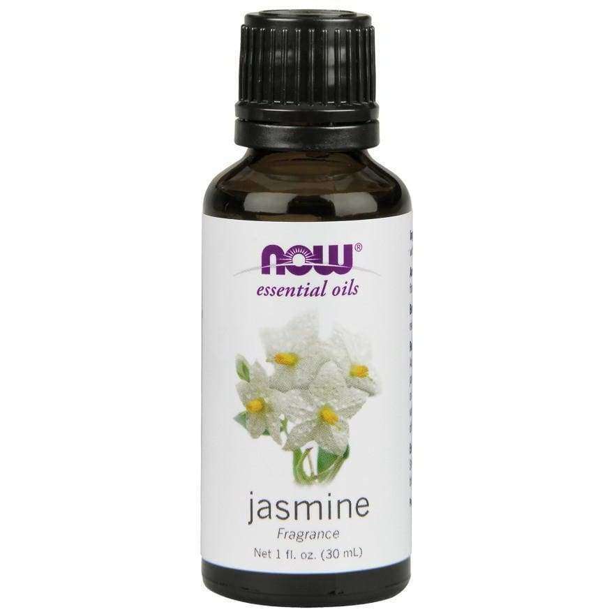 NOW Jasmiiniöljy -eteerinen öljy, 1 fl. oz. (30 mL); ruskea, kiiltäväpintainen sylinterimäinen pullo tummalla muovisella kierrekorkilla; etiketissä valkoista ja violettia pääte- ja tekstausvapaata kirjasinta sekä kuva jasmiininkukista; kuvattu valkoista taustaa vasten ilman ihmisiä tai muita esineitä.