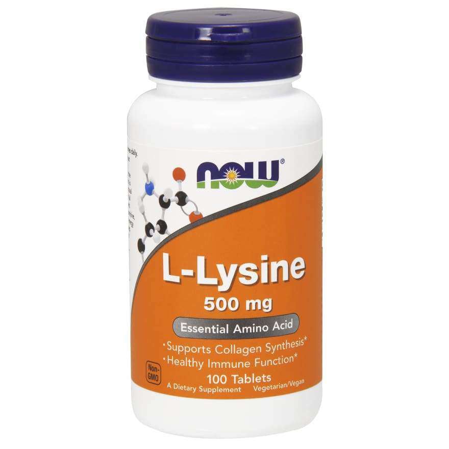 NOW L-Lysine 500 mg -pullo, 100 kasvisperäistä tablettia; valkoinen, sylinterimäinen muovipullo kierrekorkilla; oranssi-valkoisessa etiketissä lihavoitua suuraakkosista tekstausvapaata tekstiä, joka mainitsee kollageenin muodostuksen ja immuunipuolustuksen tuen; kuvattu yksiväristä studiotaustaa vasten, ei ihmisiä tai käsiä näkyvissä.