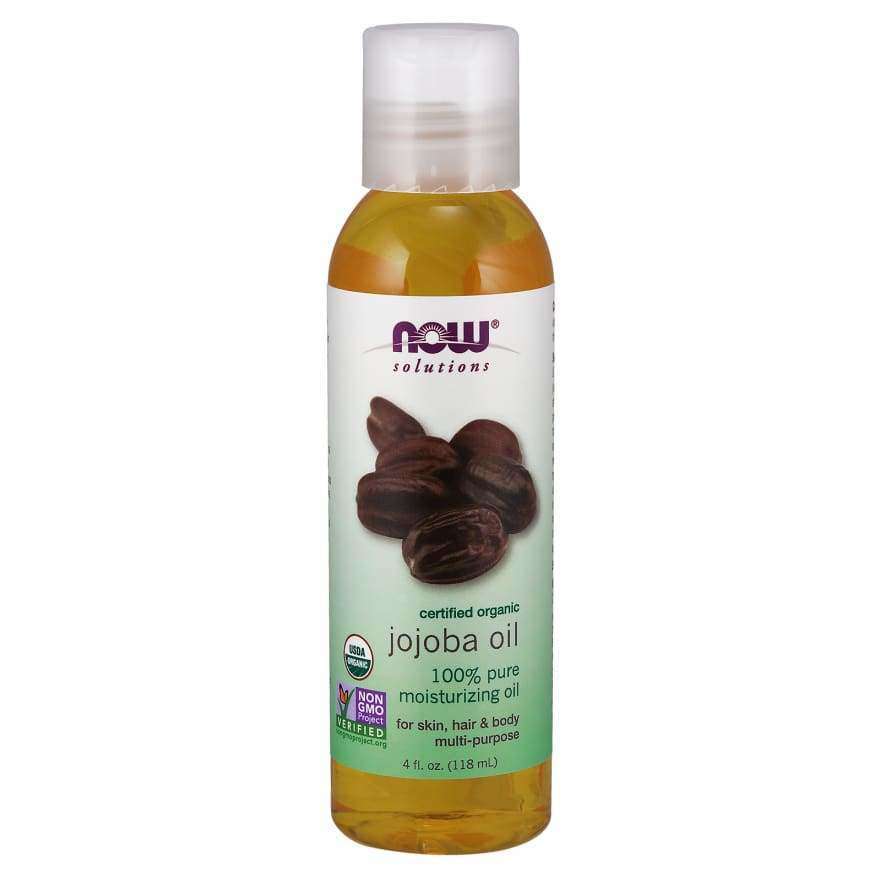 Now Foods Luomu Jojobaöljy -pullo, 4 oz; läpinäkyvä sylinterimäinen muovipullo valkoisella läppäkorkilla; mattapintainen etiketti valkoinen, kuvassa ruskeita jojobansiemeniä, tekstissä maininta käytöstä iholle, hiuksille ja vartalolle; non-GMO; USDA Organic; mustaa tekstausvapaata fonttia; tuote pystyssä valkoisella taustalla studiokuvassa.