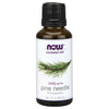 NOW Essential Oils 100% Pure Pine Needle, 1 fl. oz.; tumma lasipullo, musta muovinen kierrekorkki; valkoisessa mattapintaisessa etiketissä kuva tuoreesta männynoksasta sekä mustaa ja vihreää groteskitekstiä; vaalea tausta, ei ihmisiä; tuote keskitetty kuvassa.