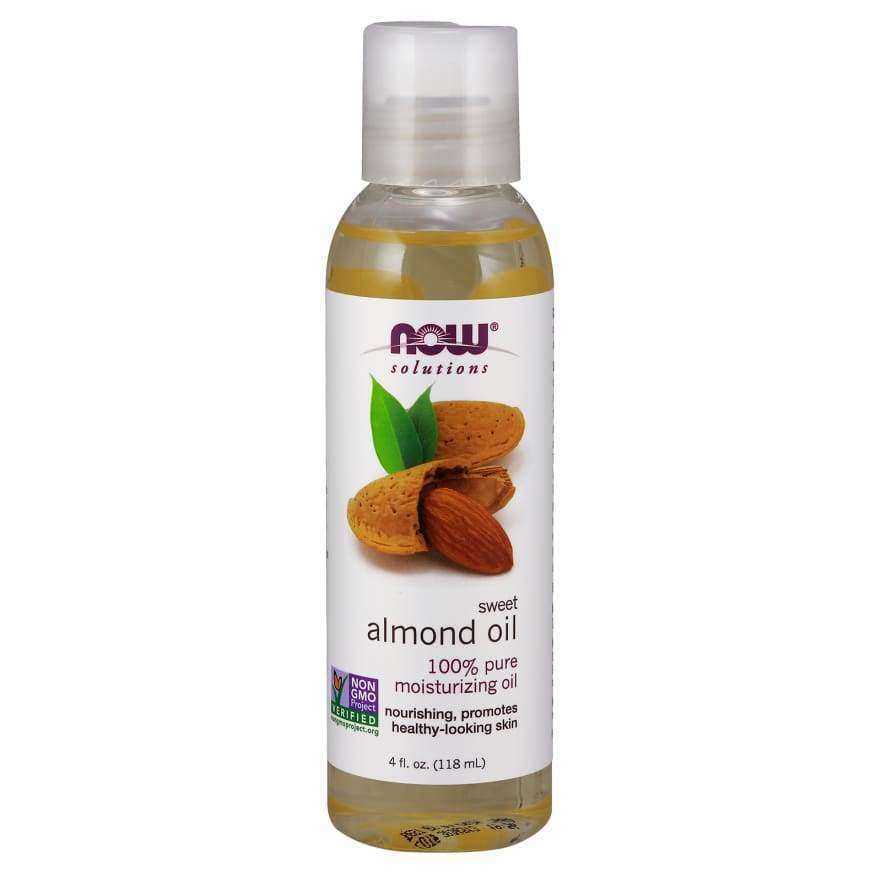 Now Foods Manteliöljy -pullo, 4 oz; läpinäkyvä muovipullo valkoisella läppäkorkilla ja sileällä sylinterimäisellä suuttimella; etusivun etiketti pääosin valkoinen violetein ja vihrein korostuksin, kuva manteleista sekä luettavaa tekstiä tuotenimestä, koosta, "100% pure", "non-GMO project verified" ja käytöstä iholle; ei ihmisiä tai käsiä kuvassa; tausta yksivärinen, suora tuotekuva.