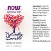 NOW Essential Oils Naturally Loveable -romanttinen öljyseos; etiketissä sydänpuukuvitus, ainesosaluettelo, tuoksukuvaus, hyödyt ja tuotelupaustiedot valkoisella pohjalla; pieni pullo, valkoinen etiketti vaaleanpunaisella ja ruskealla groteskitekstillä, koristeellinen sydänpuuasettelu; ei ihmisiä; tuote kuvattu suoraan edestä.