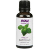 NOW Essential Oils 100% Pure Patchouli, 1 fl. oz.; tummanmeripihkanvärinen lasipullo, musta uritettu muovikorkki; valkoisessa etiketissä kuva vihreistä patsulinlehdistä, keskitetty lehtikuvitus sekä mustaa ja violettia sans serif -tekstiä; mattapinta; vaalea tausta, ei ihmisiä; tuote kuvattu suoraan edestä.