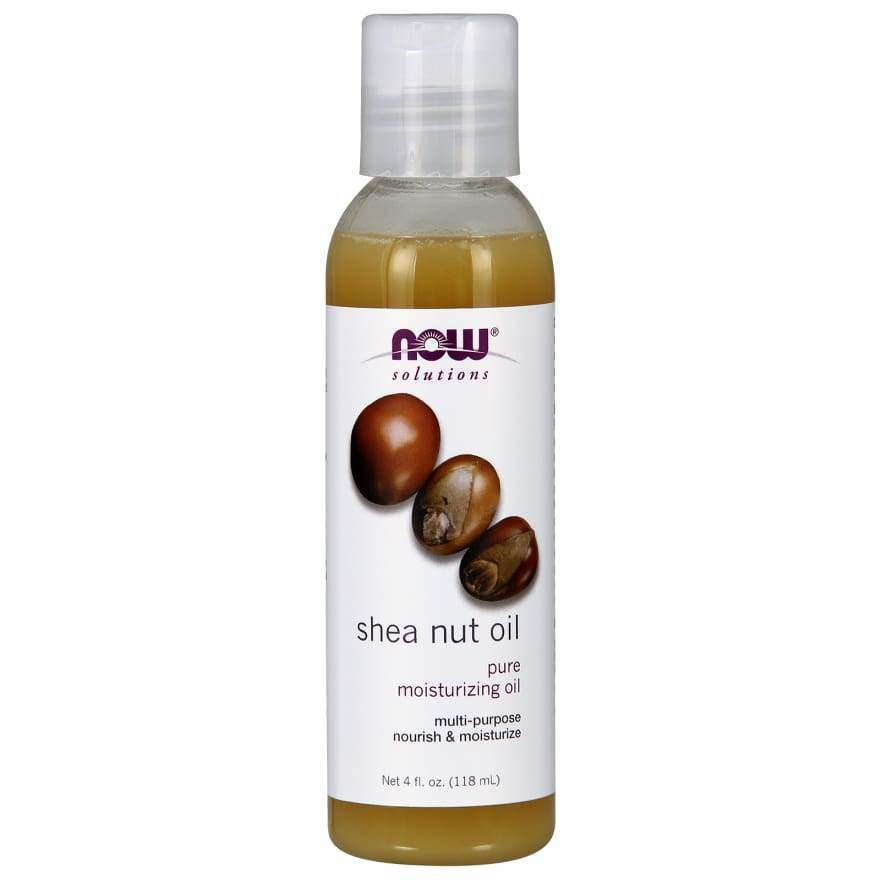Now Foods Sheaöljy -pullo; muovipullo valkoisella kiiltäväpintaisella etiketillä sylinterimäisessä, läpinäkyvässä pullossa; etusivulla kolme valokuvamaista kuvaa sheapähkinöistä sekä tekstausvapaata tekstiä eri kokoisin fontein; teksti kertoo tuotetyypin, käyttötarkoituksen ja tilavuuden (4 fl. oz./118 ml); tausta neutraali, ei näkyvää ihmistä tai muuta ympäristöä.