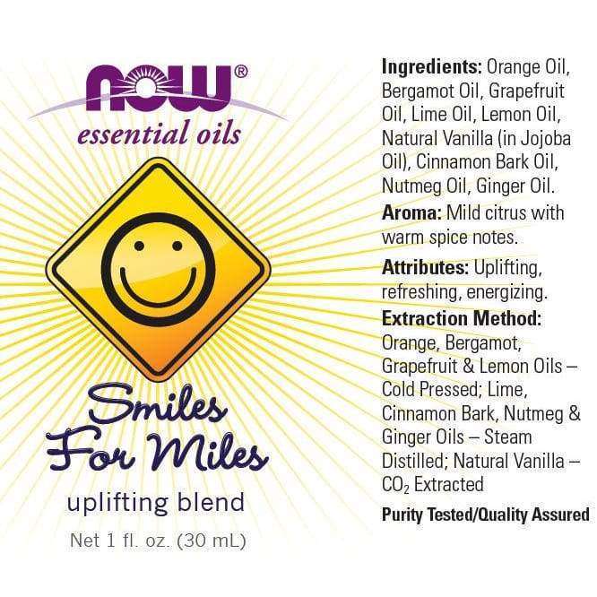 NOW Essential Oils Smiles For Miles -piristävä öljyseos, netto 1 fl. oz. (30 mL); meripihkanvärinen lieriömäinen lasipullo, valkoinen muovikorkki, kiiltävä pinta; etiketissä hymynaamakuvitus, ainesosaluettelo, tuoksuprofiili, ominaisuudet, uuttomenetelmä sekä maininta puhtaustestauksesta ja laadunvarmistuksesta; valkoinen tausta, groteskityyppiä; ei ihmisiä; tavanomainen tuotekuva.