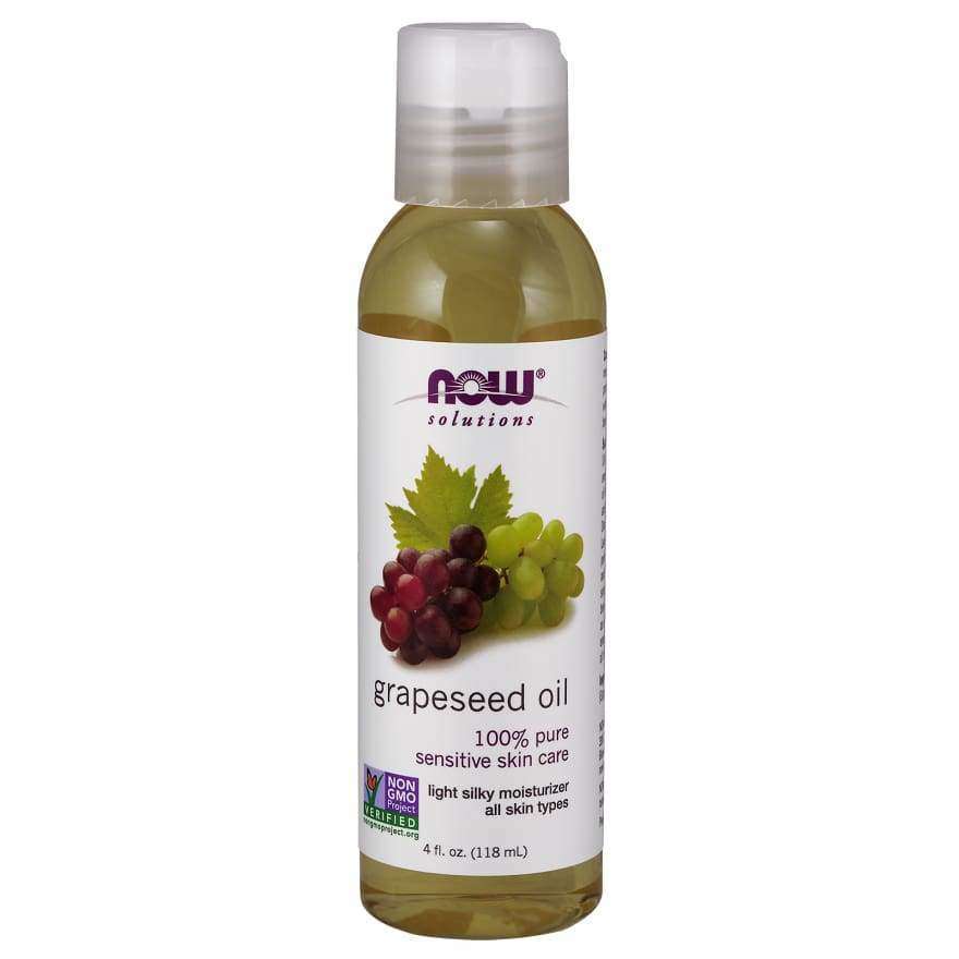 Now Foods Viinirypäleen siemenöljy -pullo, 4 fl. oz.; etiketissä punaisia ja vihreitä viinirypäleitä, tuotetietoja ja Non-GMO Project Verified -merkintä etupuolella, korostaen tämän ravitsevan öljyn puhtautta; läpinäkyvä muovipullo valkoisella kiiltäväpintaisella kierrekorkilla, sylinterimäinen muoto; etiketin typografia violetinharmaata fonttia osittain lihavoituna; valkoinen tausta, studiokuva, ei ihmisiä tai rekvisiittaa näkyvissä.