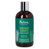Nurme Shampoo Rosmariini; ruskea muovipullo vihreällä mattapintaisella etiketillä, kuvituksena rosmariinikasvi; tuotenimi valkoisella lihavoidulla groteskikirjasimella, pienempi teksti mainitsee proVitamiini B5:n, vehnäproteiinin ja muita ainesosia; pullo seisoo pystyssä vaalealla taustalla; ei ihmisiä tai käsiä näkyvissä.