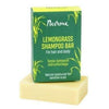 Lemongrass Shampoo Bar -laatikko sitruunaruohonvihreänä, sijoitettuna vaaleankeltaisen suorakulmaisen shampoopalan päälle; laatikko mattapinnalla, suorakulmainen muoto ja painetuin sitruunaruohokuvituksin; etiketissä lihavoitua serif- ja tekstausvapaata fonttia valkoisella ja keltaisella; teksti kertoo käytöstä hiuksille, vartalolle ja herkälle päänahalle; tausta yksinkertainen, kuva lähikuva ilman ihmisiä.