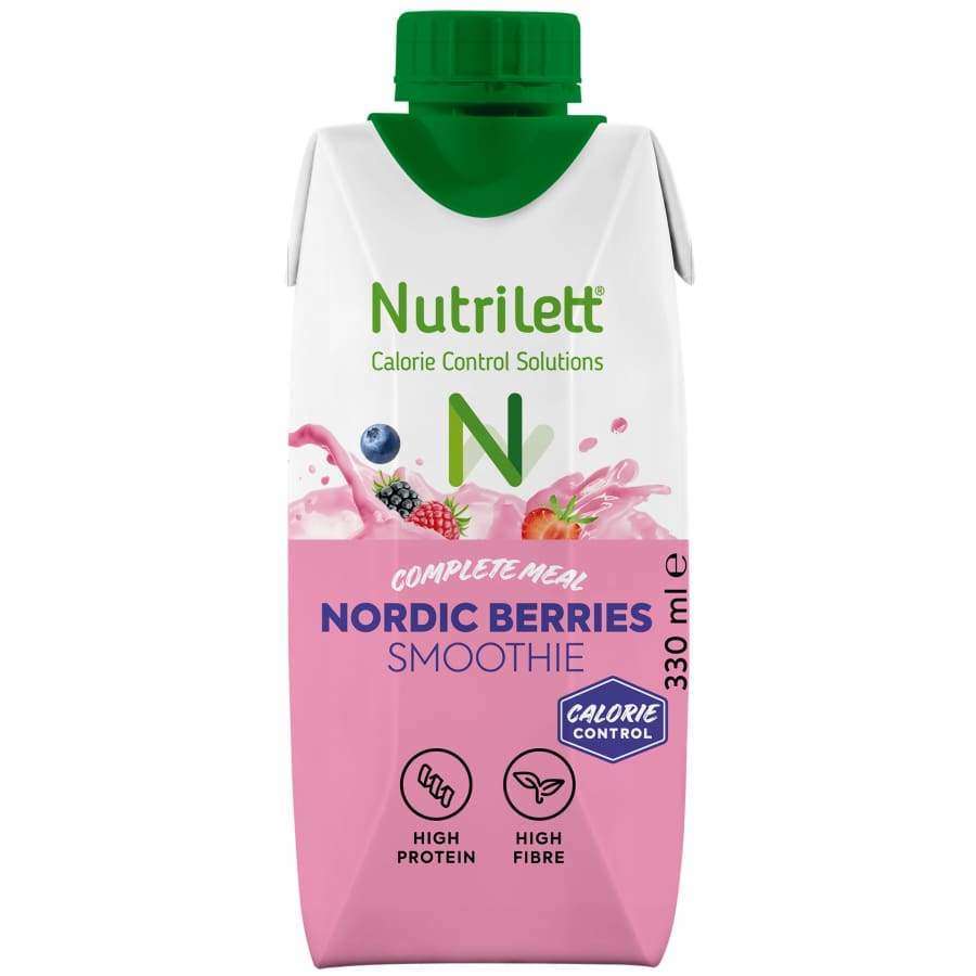 Nutrilett Smoothie Nordic Berries -tölkki, 330 ml; vihreä korkki, vaaleanpunainen etiketti marjakuvin sekä ikonit runsaasta proteiinista, runsaasta kuidusta ja painonhallinnasta kätevänä ateriankorvikkeena; tölkki suorakulmainen pyöristetyin reunoin ja mattapinnalla; yksinkertaista tekstausvapaata typografiaa etiketissä; tausta valkoinen, ei muita esineitä tai ihmisiä näkyvissä.