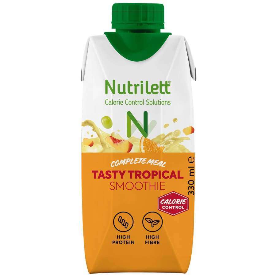 Nutrilett Smoothie Tasty Tropical -tölkki, 330 ml; suorakulmainen kiiltäväpintainen valkoinen ja oranssi pakkaus vihreällä muovisella kierrekorkilla; etupuolella iso tyylitelty "N"-kirjain sekä kuvia trooppisista hedelmistä kuten mangosta ja ananaksesta; luettava etikettiteksti: täydellinen ateriankorvike, runsaasti proteiinia, runsaasti kuitua, painonhallinta; tausta yksinkertainen; ei ihmisiä tai toimintaa näkyvissä.