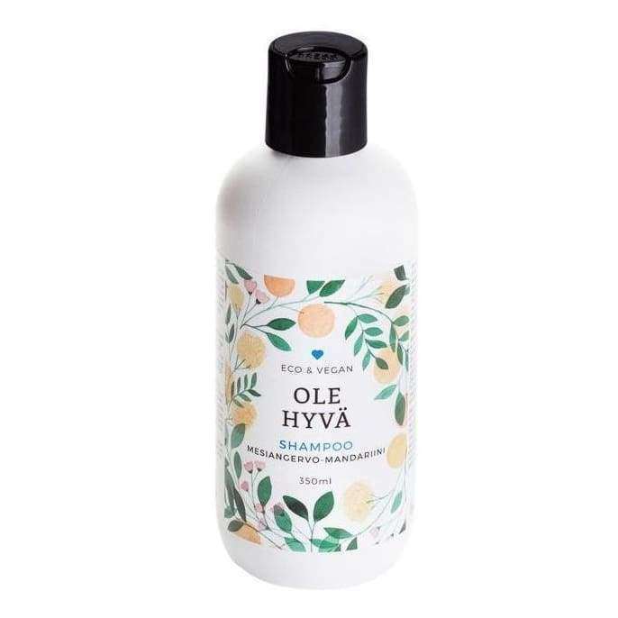 OLE HYVÄ Shampoo Mesiangervo-Mandariini -pullo, 350 ml; valkoinen, mattapintainen ja sylinterimäinen pullo mustalla korkilla; värikkäässä etiketissä kuvitettuja appelsiineja ja vihreitä lehtiä sekä tekstausvapaata tekstiä merkinnöillä eco & vegan ja mandariinin tuoksusta; pullo kuvattu pystyssä neutraalia taustaa vasten, ei ihmisiä tai käsiä näkyvissä.
