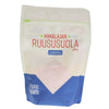 Organic Health Himalajan Ruususuola Jodioitu; 500 g pussi Organic Health -himalajanruususuolaa, tekstillä "Himalajan Ruususuola Jodioitu"; pakkaus mattapintaista valkoista ja sinistä muovipussia läpinäkyvällä ikkunalla lähellä pohjaa; yläreuna suljettu uudelleensuljettavalla zip-sulkeutumisella; etikettiteksti selkeää groteskifonttia; ei ihmisiä tai käsiä näkyvissä, tausta yhtenäisen valkoinen.