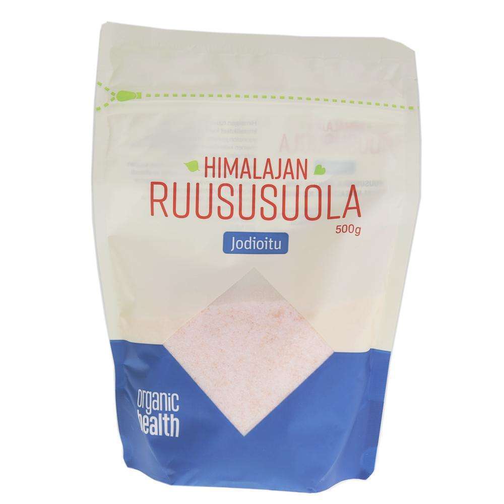 Organic Health Himalajan Ruususuola Jodioitu; 500 g pussi Organic Health -himalajanruususuolaa, tekstillä "Himalajan Ruususuola Jodioitu"; pakkaus mattapintaista valkoista ja sinistä muovipussia läpinäkyvällä ikkunalla lähellä pohjaa; yläreuna suljettu uudelleensuljettavalla zip-sulkeutumisella; etikettiteksti selkeää groteskifonttia; ei ihmisiä tai käsiä näkyvissä, tausta yhtenäisen valkoinen.