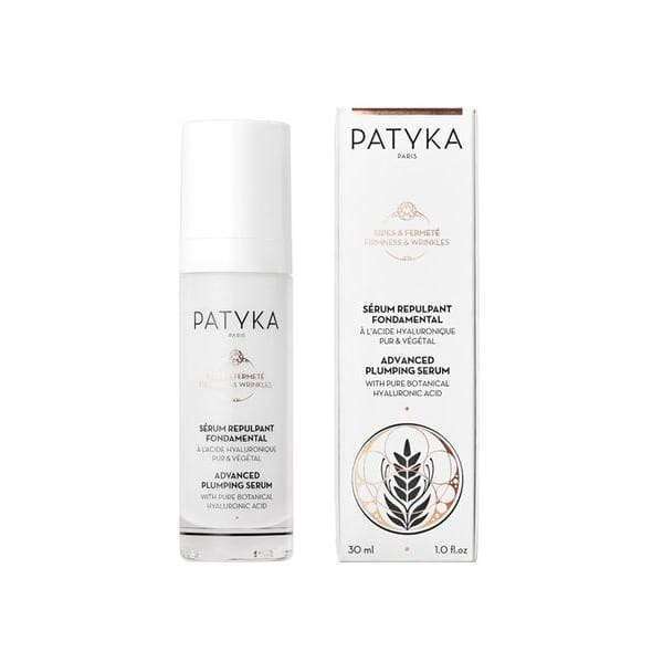 Patyka Advanced Plumping Serum -pullo ja pakkaus, Pure Botanical Hyaluronic Acid, minimalistinen valkoinen pakkaus mustalla tekstillä, molemmat pystyssä; pullo sylinterimäinen pumppuannostelijalla; pakkauksen viimeistely mattamainen; typografia modernia tekstausvapaata suuraakkosin; etikettitekstissä tuotenimi ja keskeinen ainesosa; tausta valkoinen; ei ihmisiä tai esineitä näkyvissä.
