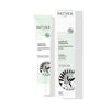 Patyka Paris Pure Matte Perfecting Fluid -tuubi ja pakkaus, valkoinen väritys vihrein korostuksin ja kasviaiheinen kuvitus; molemmat suorakulmaisia sileine mattapintoineen; tuubissa kierrekorkki; mustaa tekstausvapaata typografiaa molemmissa, mukaan lukien "Pure Matte Perfecting Fluid" ja viittaus yhdistelmä- ja rasvaiseen ihoon; tausta valkoinen; ei ihmisiä tai käsiä näkyvissä.