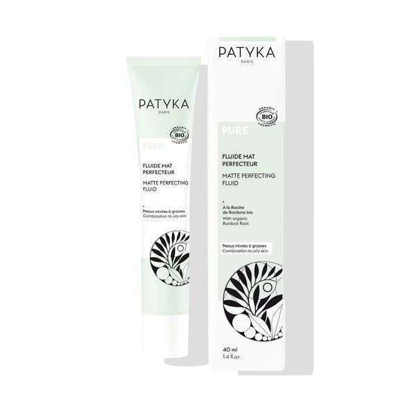 Patyka Paris Pure Matte Perfecting Fluid -tuubi ja pakkaus, valkoinen väritys vihrein korostuksin ja kasviaiheinen kuvitus; molemmat suorakulmaisia sileine mattapintoineen; tuubissa kierrekorkki; mustaa tekstausvapaata typografiaa molemmissa, mukaan lukien "Pure Matte Perfecting Fluid" ja viittaus yhdistelmä- ja rasvaiseen ihoon; tausta valkoinen; ei ihmisiä tai käsiä näkyvissä.