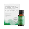 puhdas+ ESSENTIAL OIL ROSEMARY OIL -pullo, pieni ruskea pullo vastaavan valkoisen ja vihreän laatikon edessä "100 % PURE" -sinetillä, korostaen puhdasta eteerisen öljyn koostumusta; sekä pullo että laatikko mattapintaisia; teksti painettu lihavoidulla tekstausvapaalla fontilla; kuva otettu valkoista taustaa vasten, ei ihmisiä tai käsiä näkyvissä.