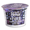 Roberts Berrie + Fiber Villimustikka & Luumu -jogurttipakkaus; violetit ja siniset grafiikat, kuvia marjoista, suomenkielistä tekstiä ja sana "fiber" korostettuna; muovikuppi mattapinnalla ja pyöristetyin reunoin; lihavoitua tekstausvapaata typografiaa tuotenimessä; pakkauksessa koristeellisia marjakuvia; neutraali studiotausta; ei ihmisiä tai käsiä näkyvissä.